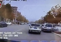 这样会死人的！不要停？这个人被公共汽车队长抓了两次...
