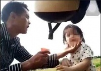 越南男子和三岁女儿一起吃蛇药，说要和女儿一起死。