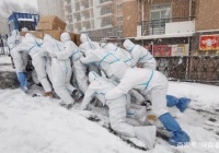 这张照片被刷了！海洋大学师生冒着风雪送防疫物资，被网友含泪称赞。